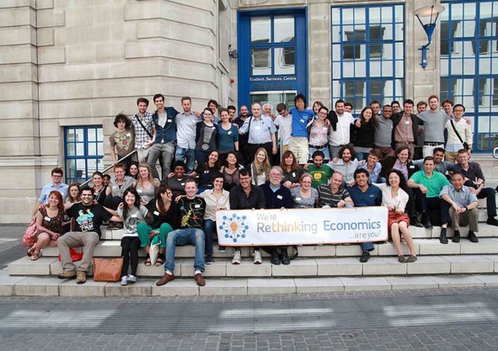Foto: Profesores y alumnos del colectivo Rethinking Economics de la Universidad de Manchester. (R.E.)