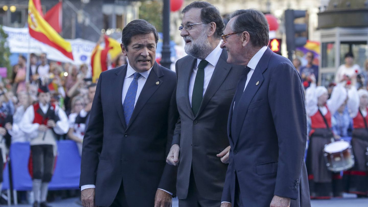 Mariano Rajoy, luciendo corbata verde, a su llegada al Teatro Campoamor. (Gtres)
