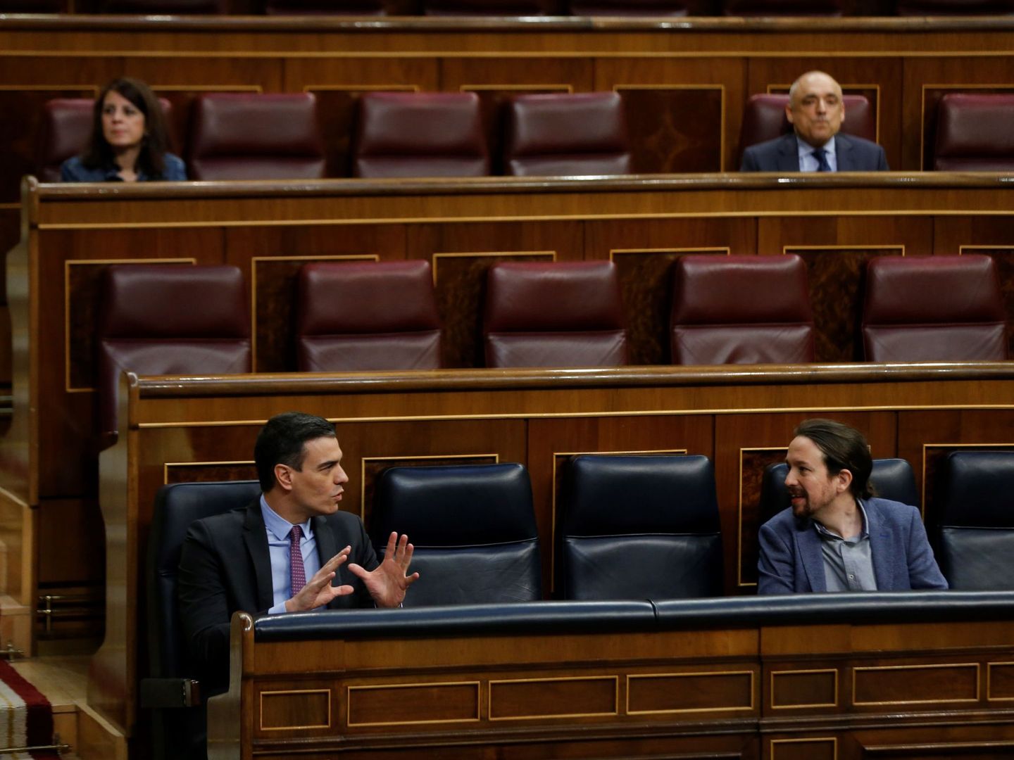 Pedro Sánchez y Pablo Iglesias conversan en sus escaños del Congreso. (EFE)