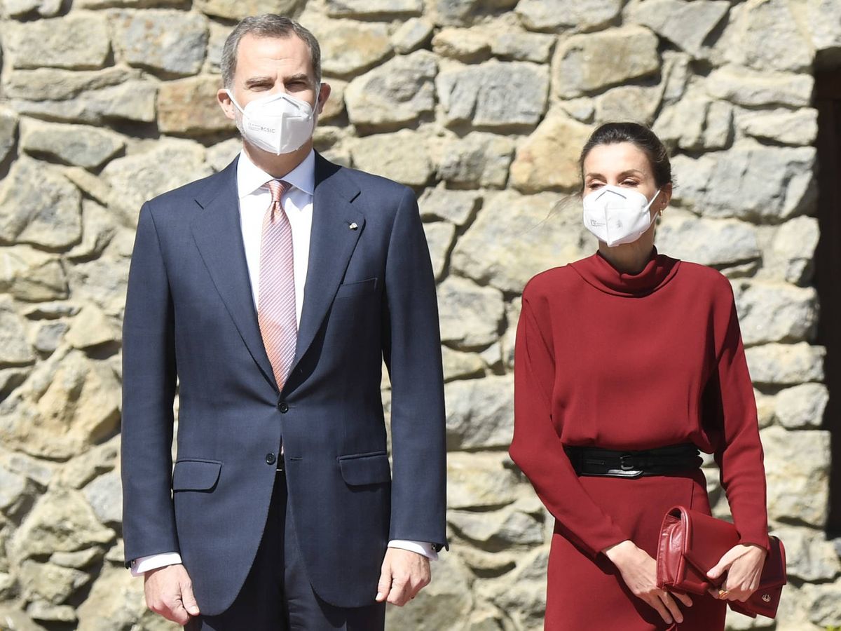Espera un minuto Buzo bomba Letizia y el remiendo de su vestido de Massimo Dutti en su primer día en  Andorra