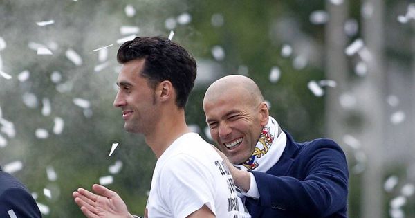 Foto: Ávaro Arbeloa junto a Zidane en La Cibeles. (@AArbeloa17)