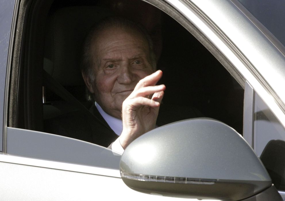 Foto: El Rey Juan Carlos a su llegada al Hospital Quirón Madrid. (EFE)