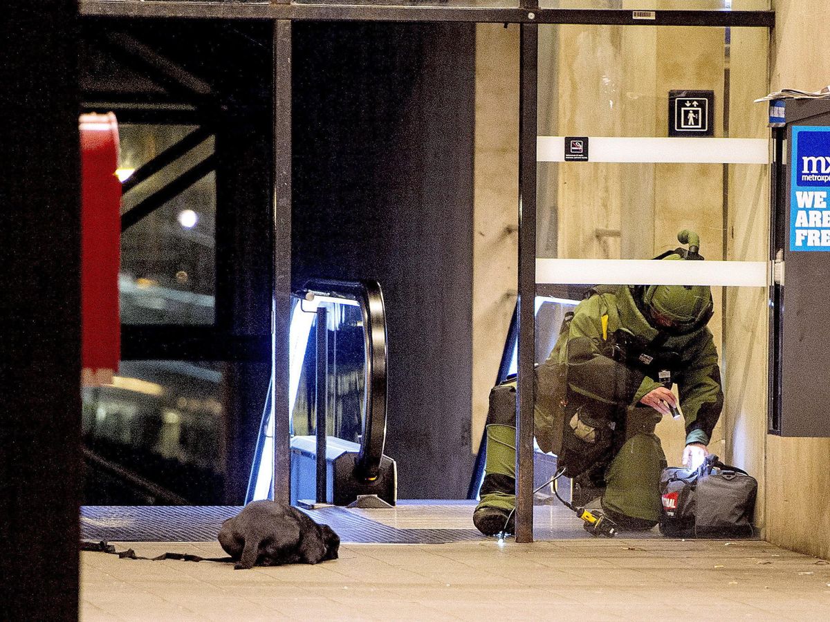 Foto: Un efectivo de control de explosivos en Dinamarca. (EFE)