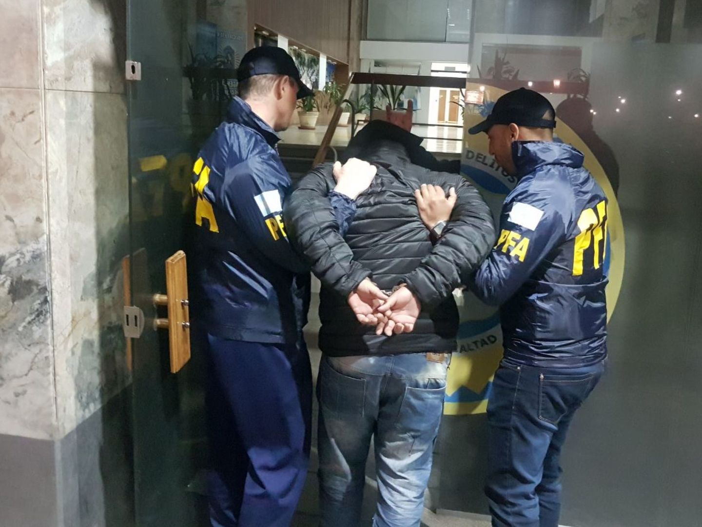 Detención de Carlos Fernández por parte de la policía federal argentina. (EFE)