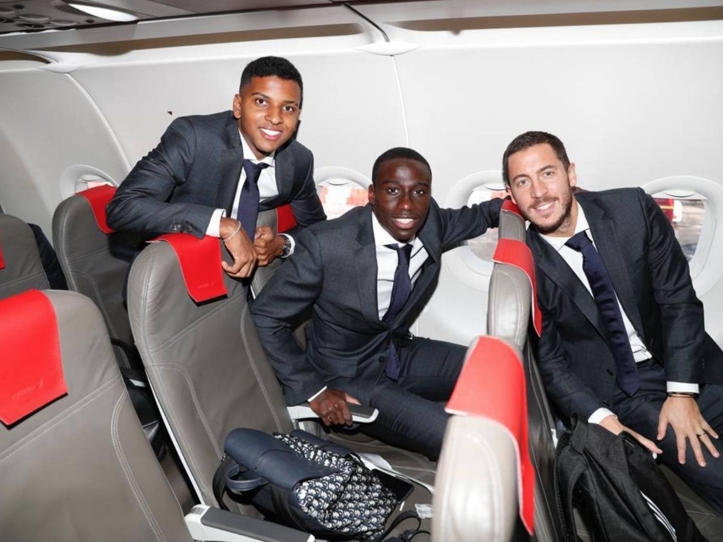 Hazard, junto a Mendy y Rodrygo, en el avión que llevó al Real Madrid a Alemania. (@realmadrid)