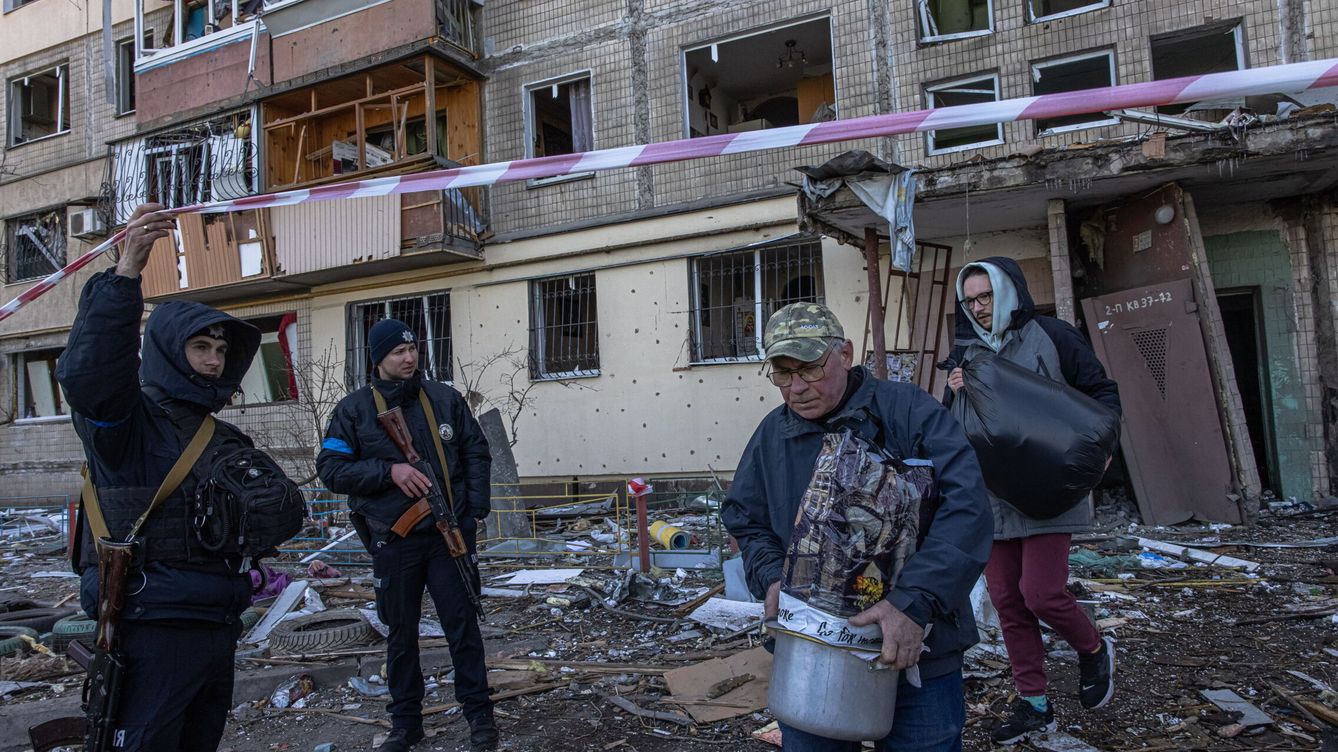 Foto: Residentes de Kiev evacúan un edificio atacado en los bombardeos rusos. (EFE/EPA/Roman Pilipey)