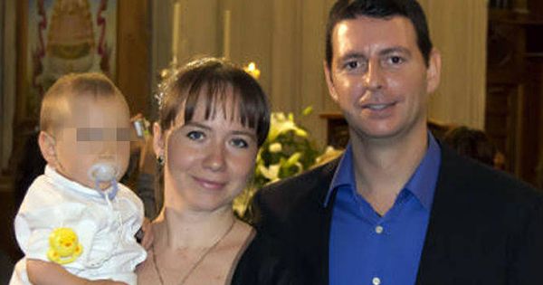 Foto: Yulia Lantukh y Sergio Oliva, con uno de sus hijos. (Diario de Sevilla)