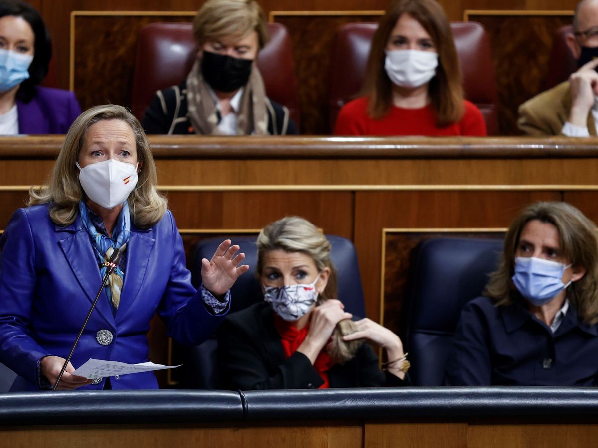 Foto: Calviño, Díaz y Ribera en la sesión de control al Gobierno. (EFE/Chema Moya)