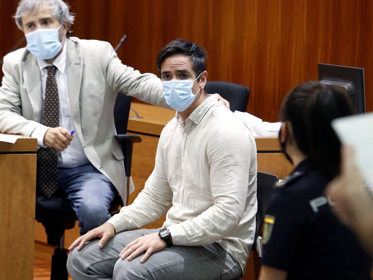 Foto: Rodrigo Lanza, de blanco, junto a su abogado durante la lectura del veredicto. (EFE)