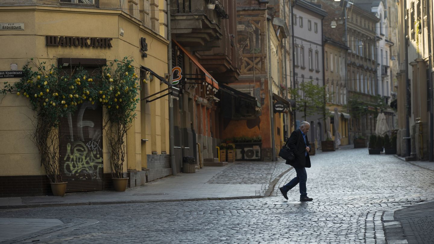 Un hombre camina el 13 junio de 2022 por una calle de Leópolis (Ucrania). (EFE/Orlando Barría)