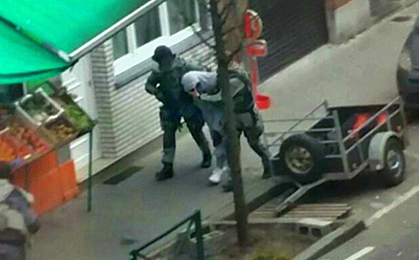 Arresto de Salah Abdeslam, participante en los atentados de París, en Molenbeek, Bélgica, el 18 de marzo de 2017. (Reuters)