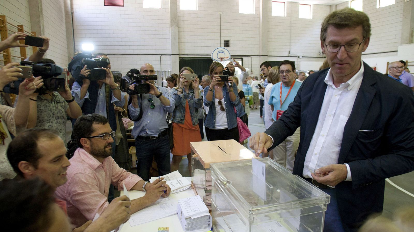 Foto: El presidente de la Xunta de Galicia, Alberto Núñez Feijoo, ejerce su derecho a voto en un colegio electoral de Vigo. (EFE)