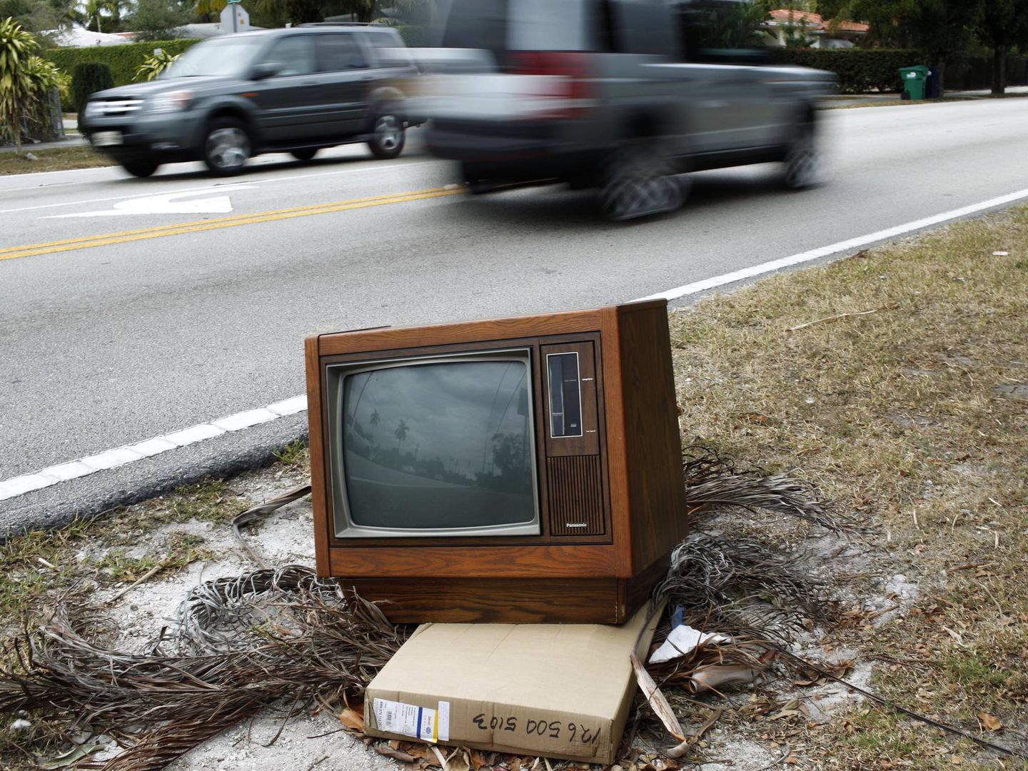 Una televisión tirada en una calle de Miami, en febrero de 2009. (Reuters)