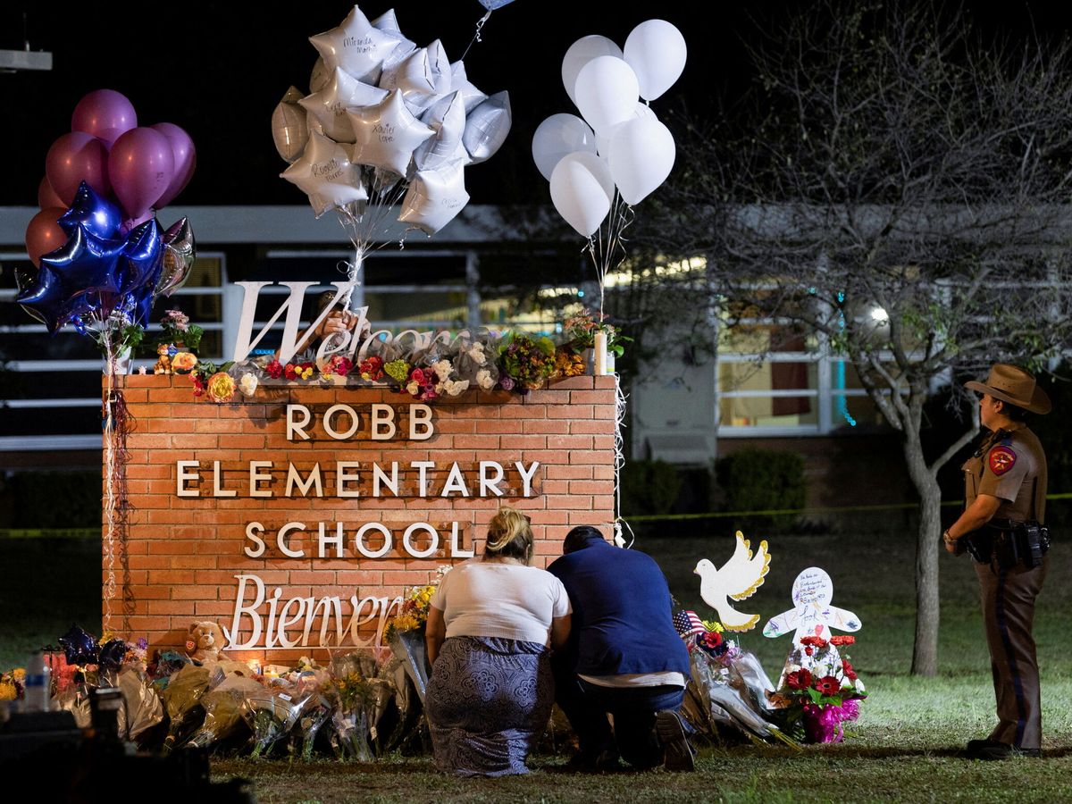 Foto: Homenaje a las víctimas del tiroteo de la escuela primaria Robb en Texas. (Reuters/Nuri Vallbona)