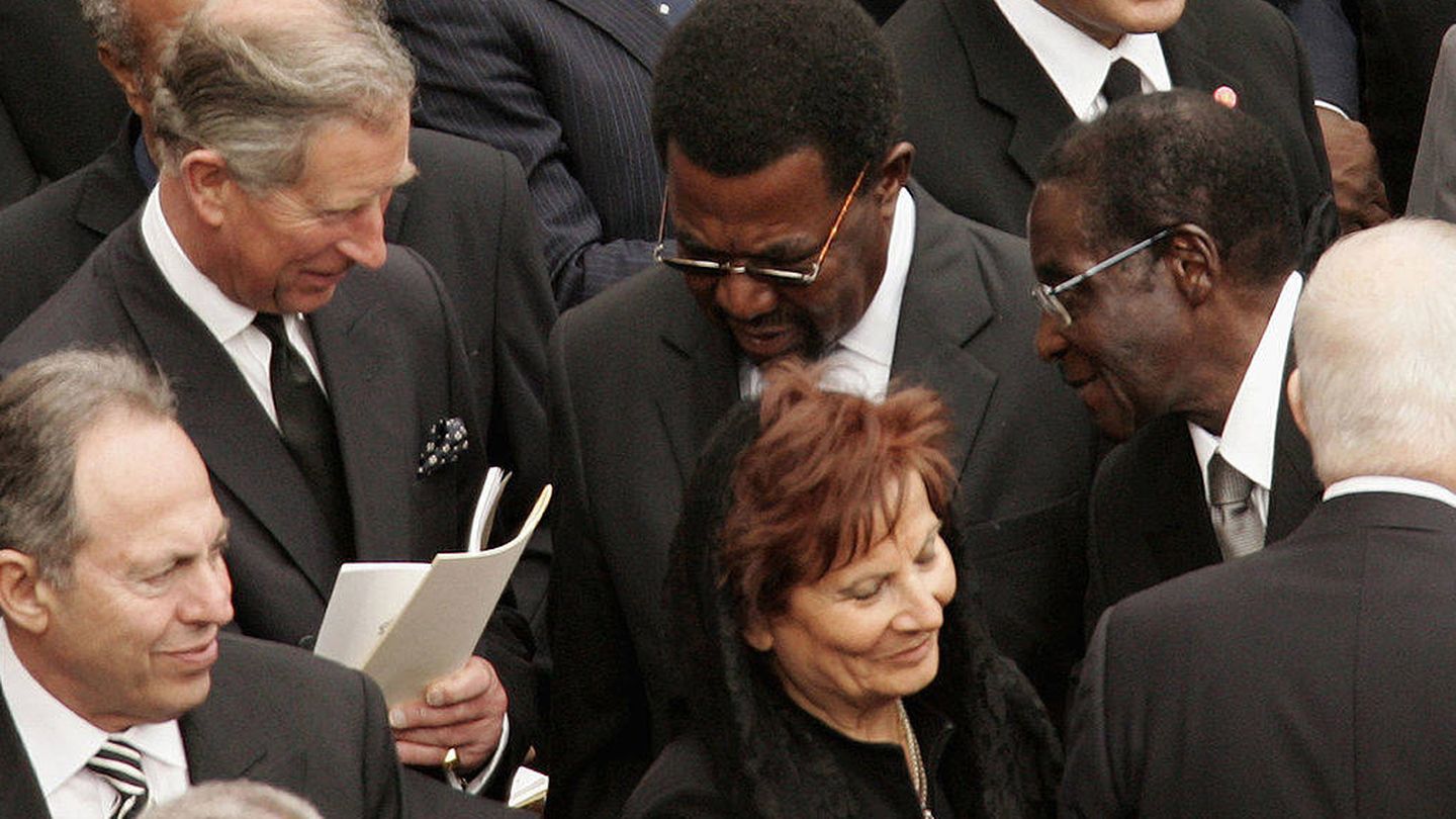 El príncipe Carlos, con el presidente de Zimbaue, Robert Mugabe. Estuvo acompañado por Tony Blair y su mujer. (Getty)