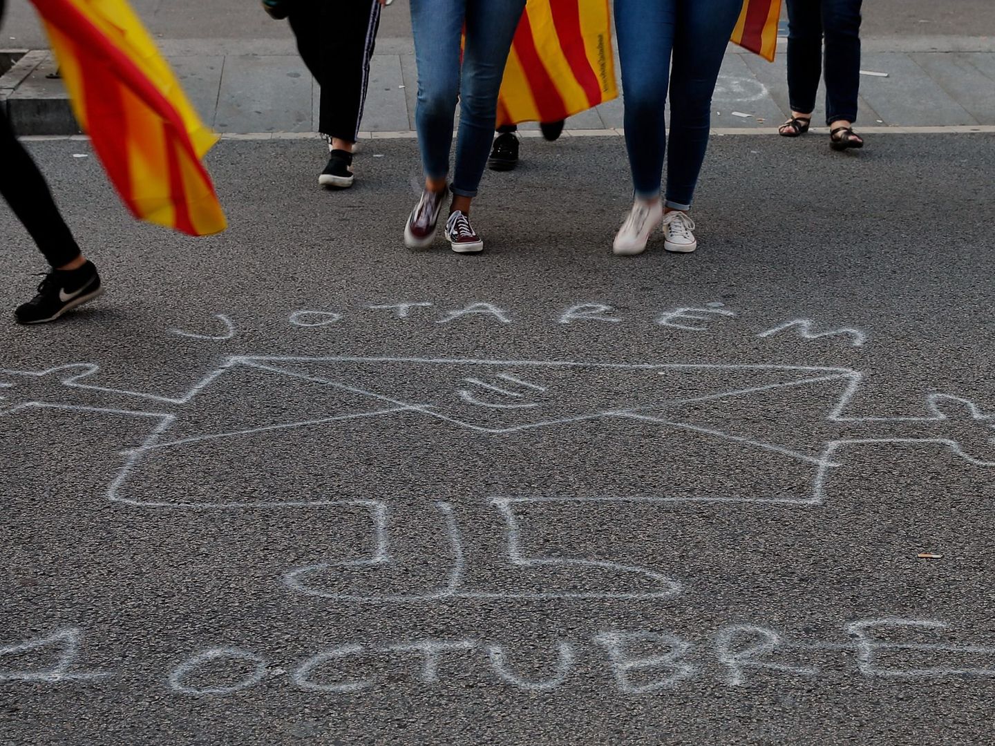 Una pintada independentista en el asfalto frente a la Universidad de Barcelona, en septiembre de 2017. (EFE)