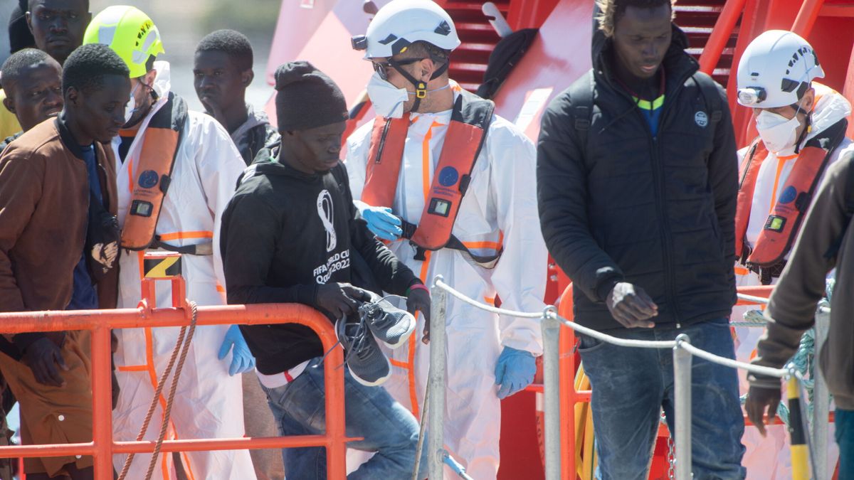 Un total de 16 migrantes son rescatados en buen estado en Es Caló des Morts, en Formentera