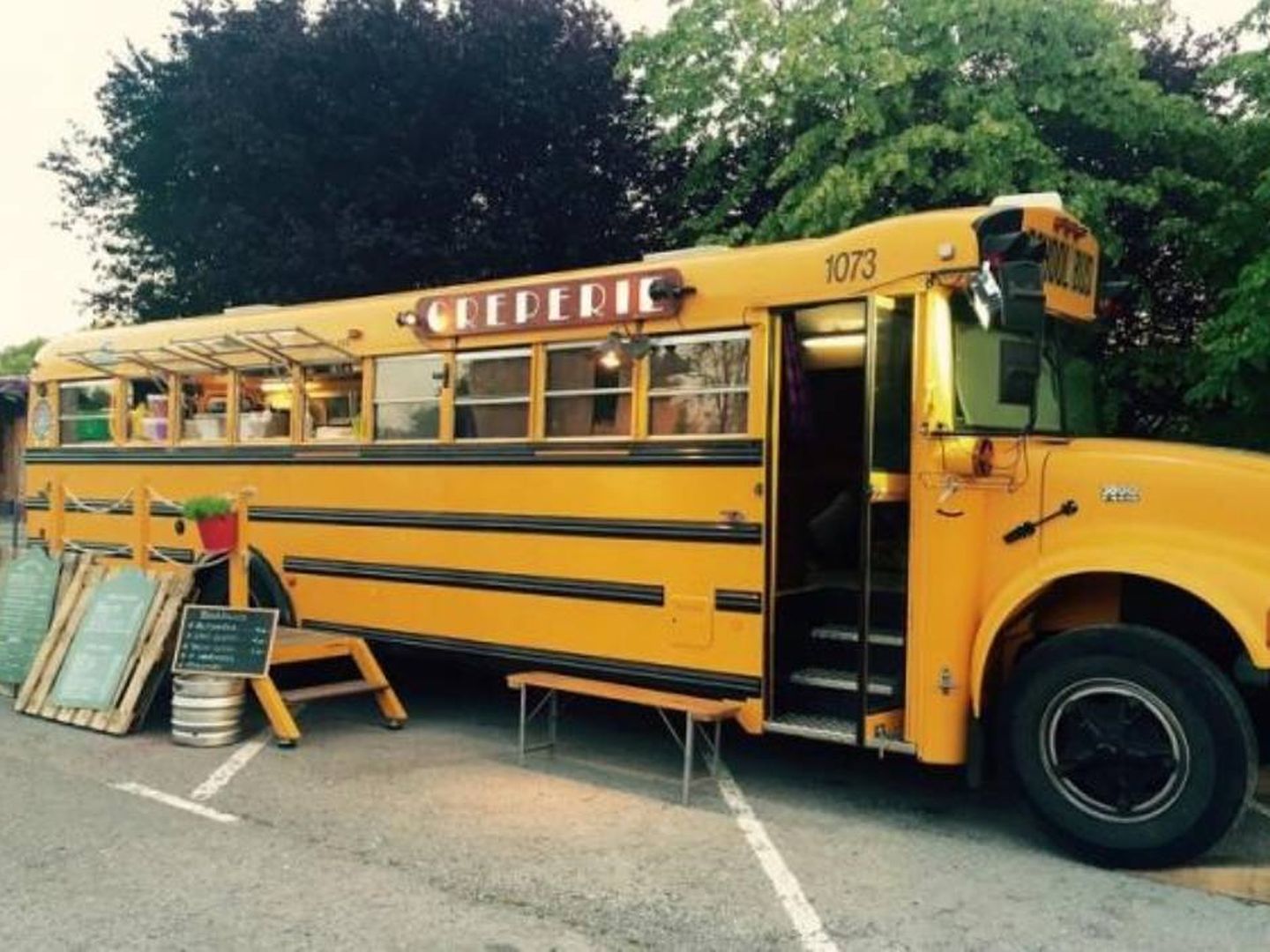 Crepería School Bus.