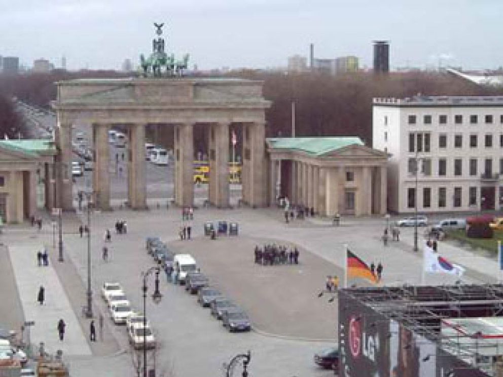 Foto: La instalación de una escultura de Botero junto a la Puerta de Brandeburgo causa la polémica en Berlín