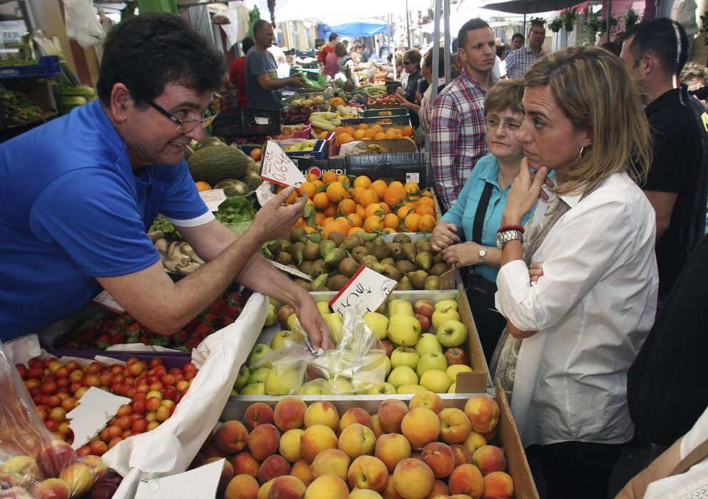 Foto: Carme Chacón, en el mercado de Las Carolinas de Alicante (Efe).