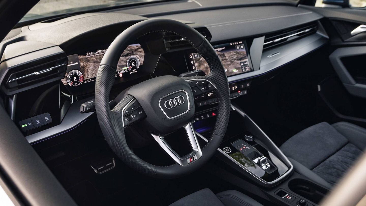 Interior con cuadro de instrumentos digital en el nuevo Audi A3. 