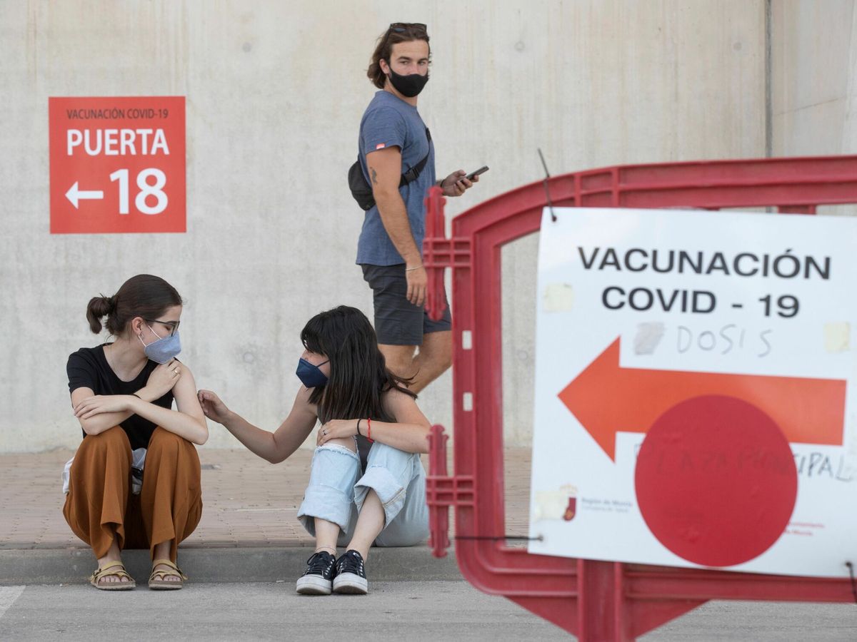 Foto: Campaña de vacunación para estudiantes de erasmus en el Estadio Nueva Condomina de Murcia. (EFE/Marcial Guillén)