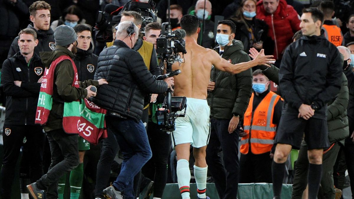 Ronaldo entrega su camiseta a una seguidora que invadió el campo en el Portugal-Irlanda