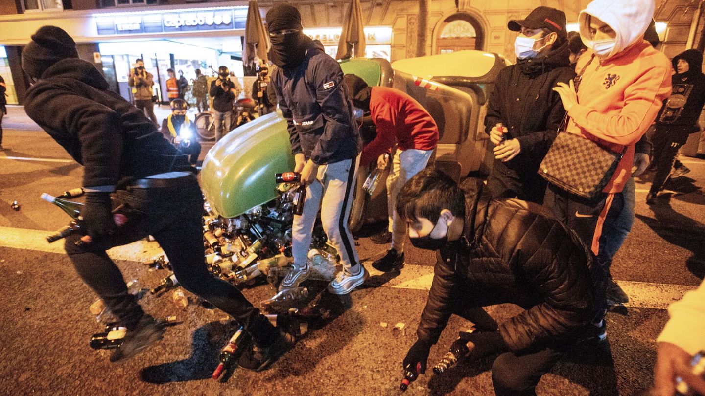 Jóvenes lanzan botellas en las manifestaciones a favor de Pablo Hasél. (EFE)