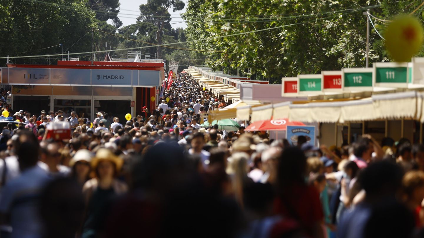 Afluencia de personas el último sábado de la Feria del Libro de Madrid. (EFE) 