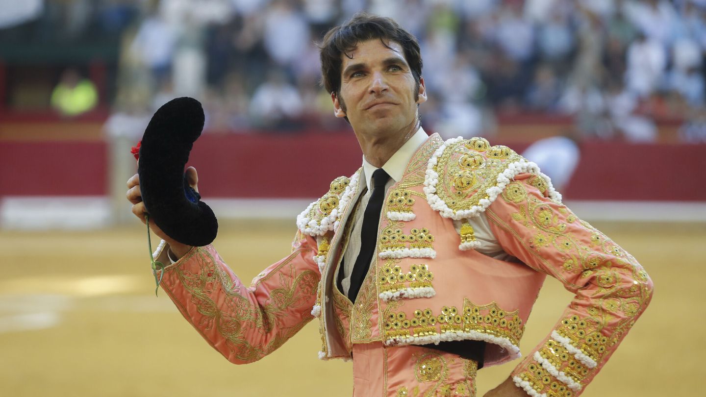 Cayetano Rivera Ordóñez, durante la corrida de la Feria del Pilar. (EFE/Javier Cebollada)
