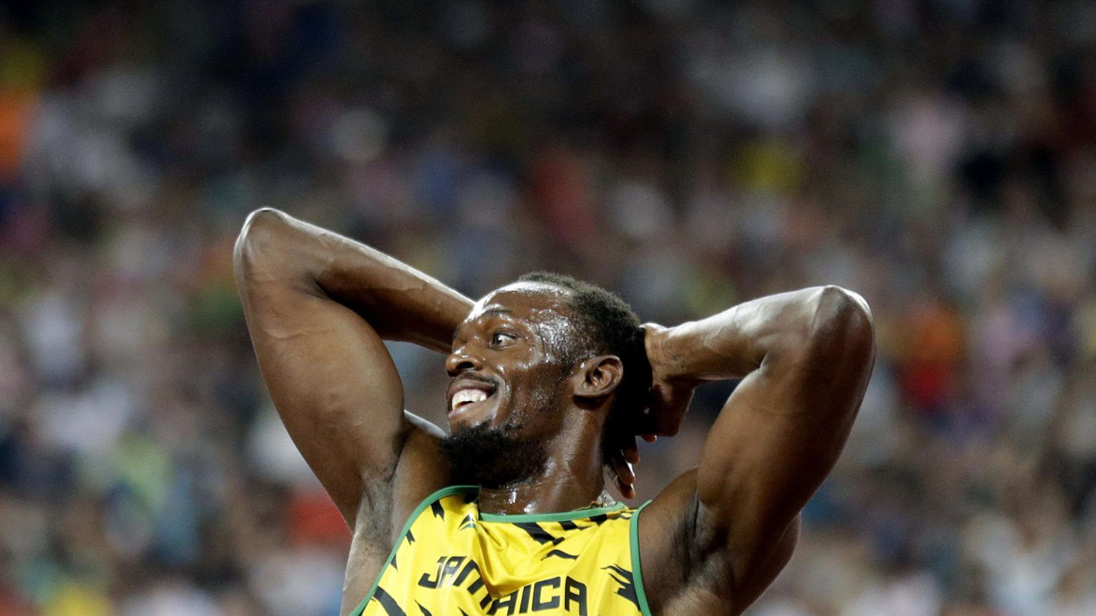 Foto: Usain Bolt tras lograr su tercer oro en los Mundiales de Pekín.