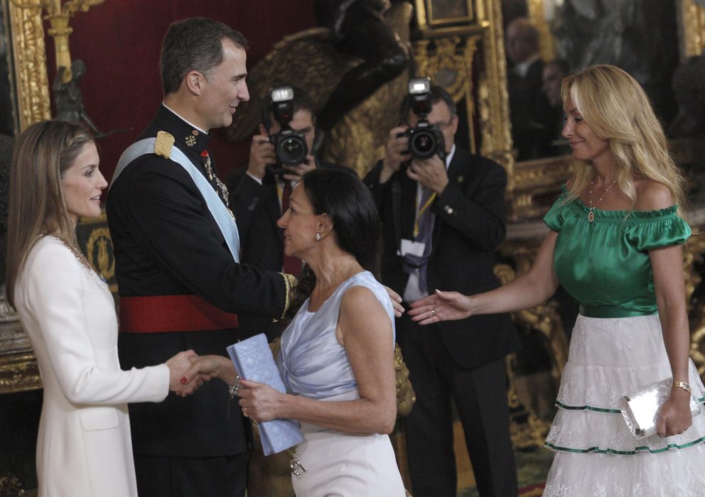 Foto: Los reyes Felipe VI y Letizia saludan a las empresarias Esther Koplowitz (2d) y Alicia Alcocer Koplowitz. (EFE)