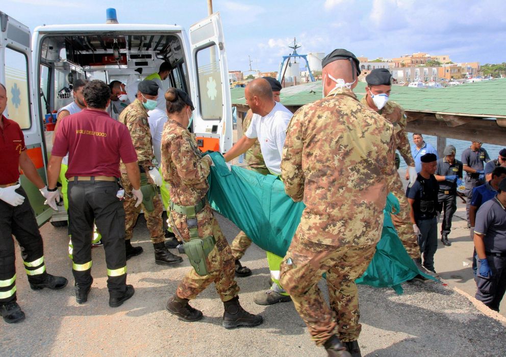 Foto: Las autoridades recuperan los cadáveres. (EFE)
