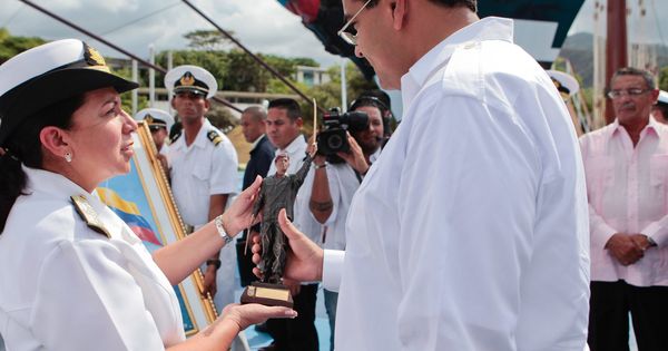 Foto: En 2013, Carmen Meléndez, ministra de Defensa, hace entrega a Nicolás Maduro de una estatuilla del malogrado Hugo Chávez. (EFE)
