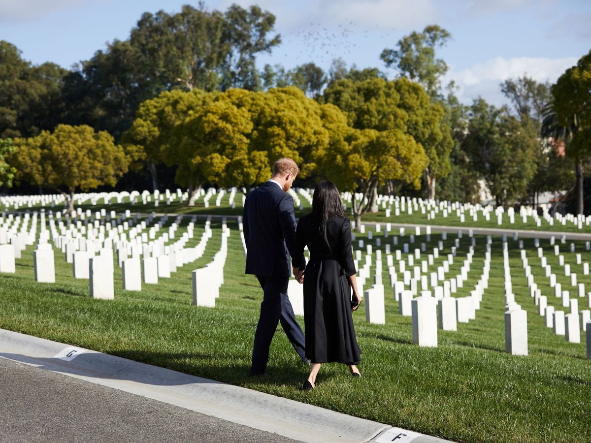 Foto: Meghan y Harry, en una de las imágenes en el cementerio. (Reuters)
