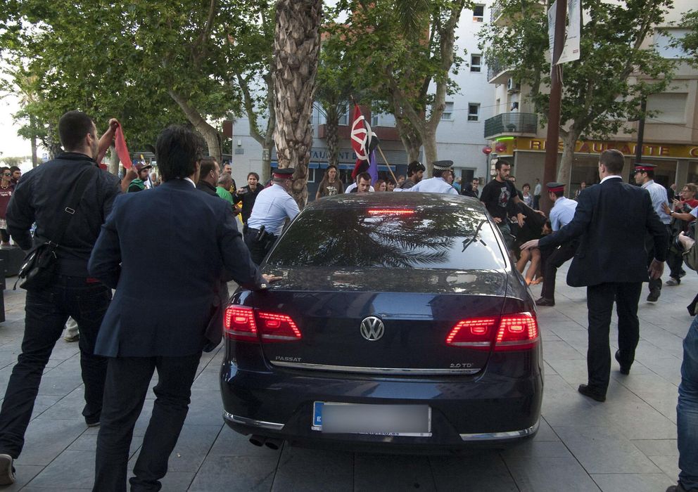 Foto: El coche del ministro de Hacienda, Cristóbal Montoro, a la salida del mitin del PPC (Efe)
