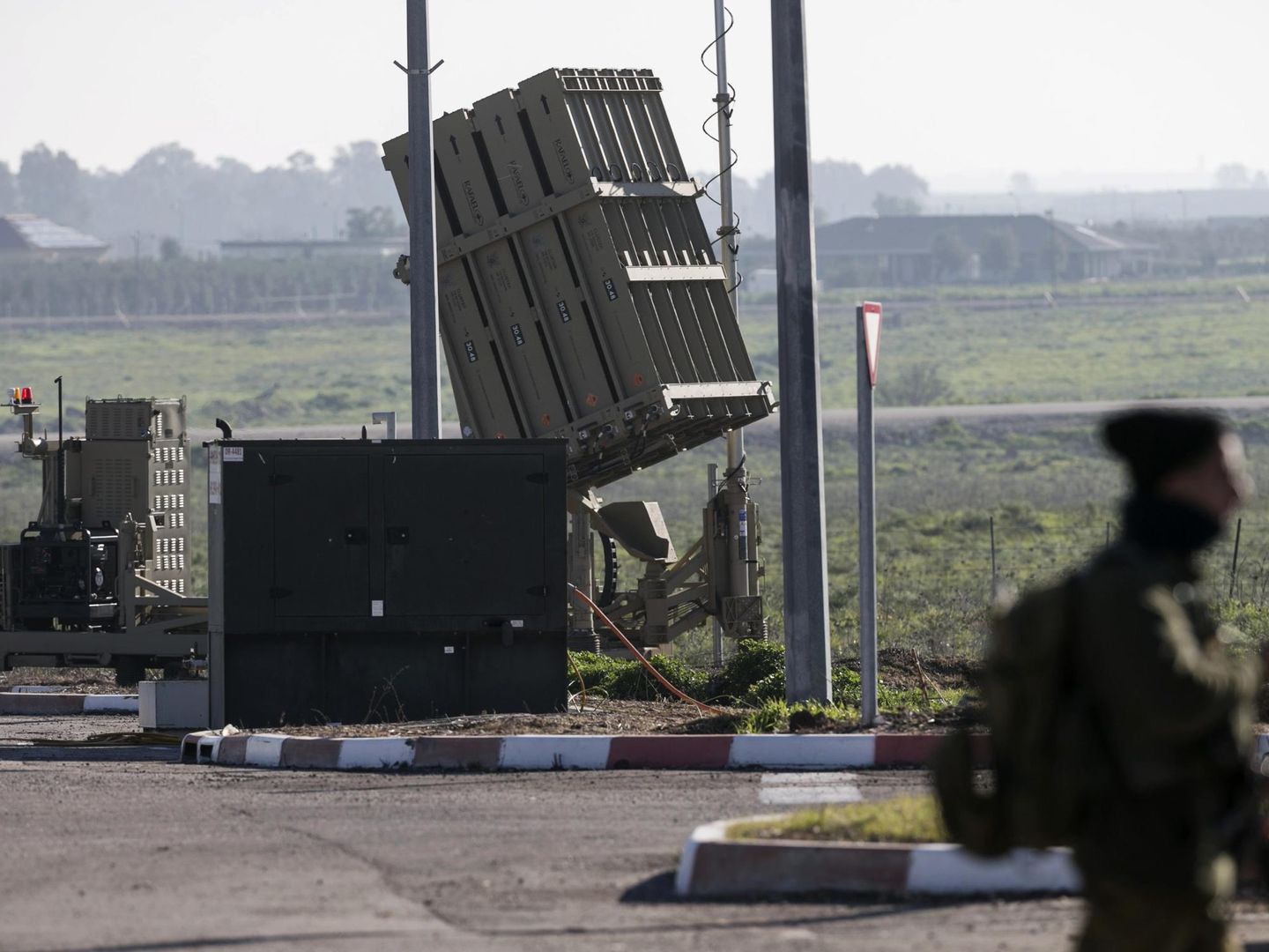 Un soldado israelí custodia un interceptor de misiles Iron Dome desplegado en los Altos del Golán, en enero de 2015. (Reuters)