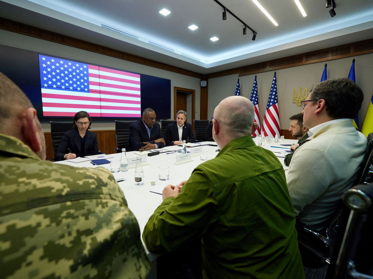 Foto: El secretario de Estado de EEUU, Antony Blinken, y el Secretario de Defensa, Lloyd Austin, asisten a una reunión con Volodimir Zelenski en Kiev. (Reuters/Prensa presidencia Ucrania)