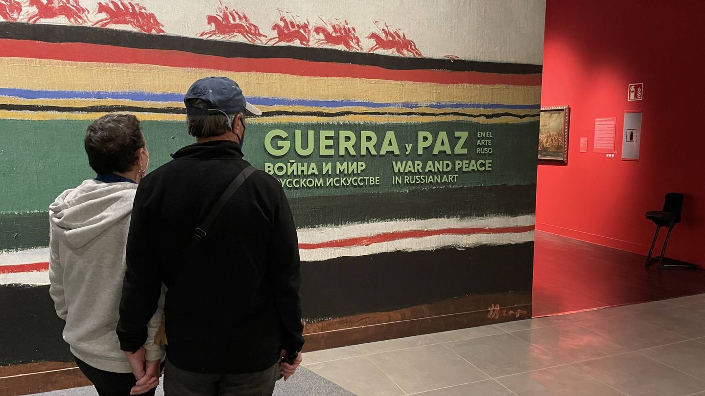 Un matrimonio de Madrid visita la exposición 'Guerra y paz' en el Museo Ruso de Málaga. (A. R.)