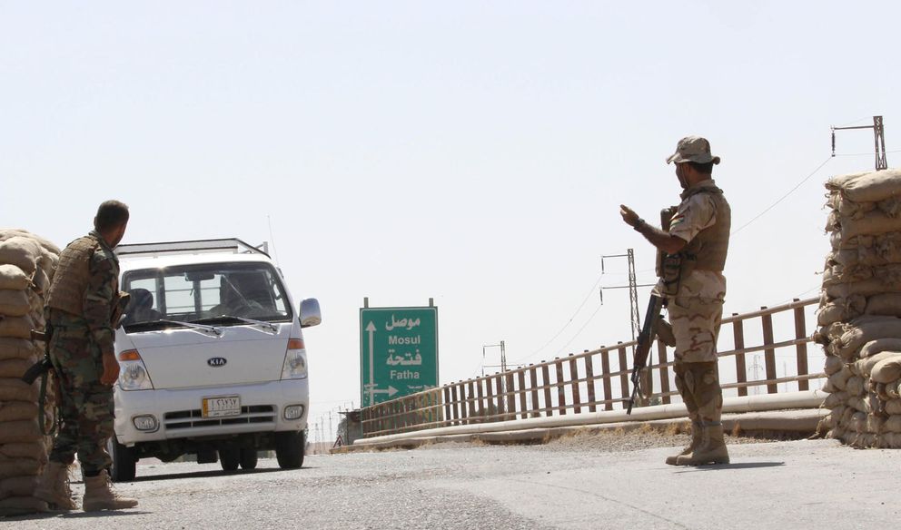 Combatientes de las fuerzas de seguridad kurdas en un puesto de control en Kirkuk (Reuters).