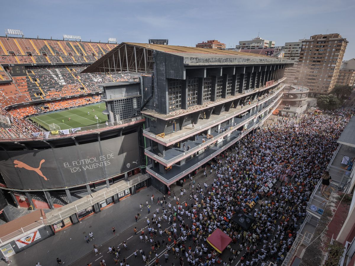 Foto: Vista del Mestalla con cientos de aficionados manifestándose contra el propietario del club, Peter Lim. (EFE/Biel Aliño)