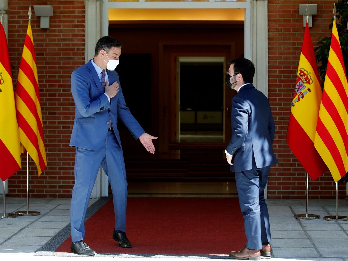Foto: El presidente del Gobierno, Pedro Sánchez (i), recibe al presidente de la Generalitat, Pere Aragonès, durante su encuentro este martes en el Palacio de la Moncloa. (EFE)