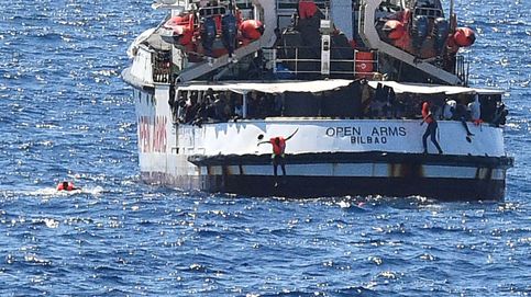 Los migrantes del Open Arms se lanzan al mar para alcanzar la costa italiana