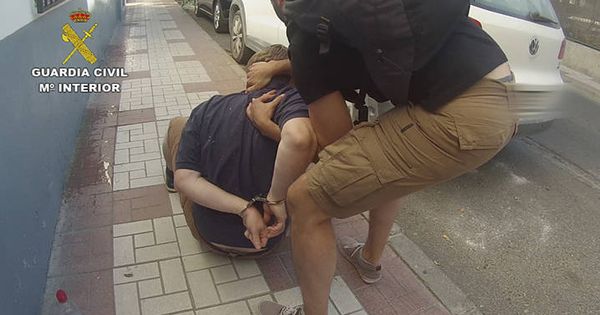 Foto: El momento en el que un guardia civil detiene a David Hayes. (Foto: Guardia Civil)