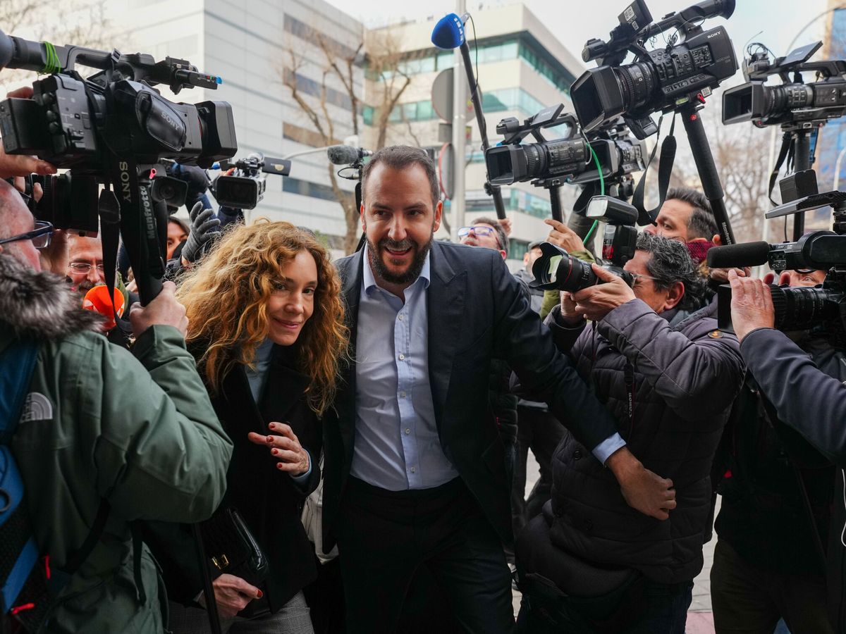 Foto: Borja Thyssen y su mujer a su llegada al juzgado. (EFE/Borja Sánchez Trillo)