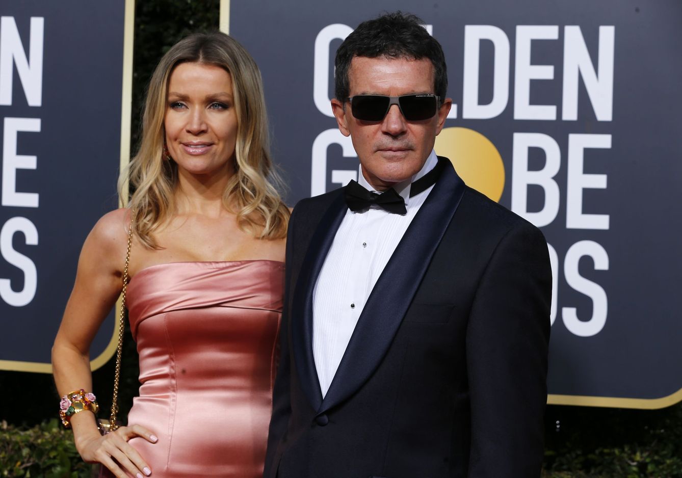 Antonio Banderas posa con Nicole Kimpel en la alfombra roja de los Globos de Oro. (Reuters)