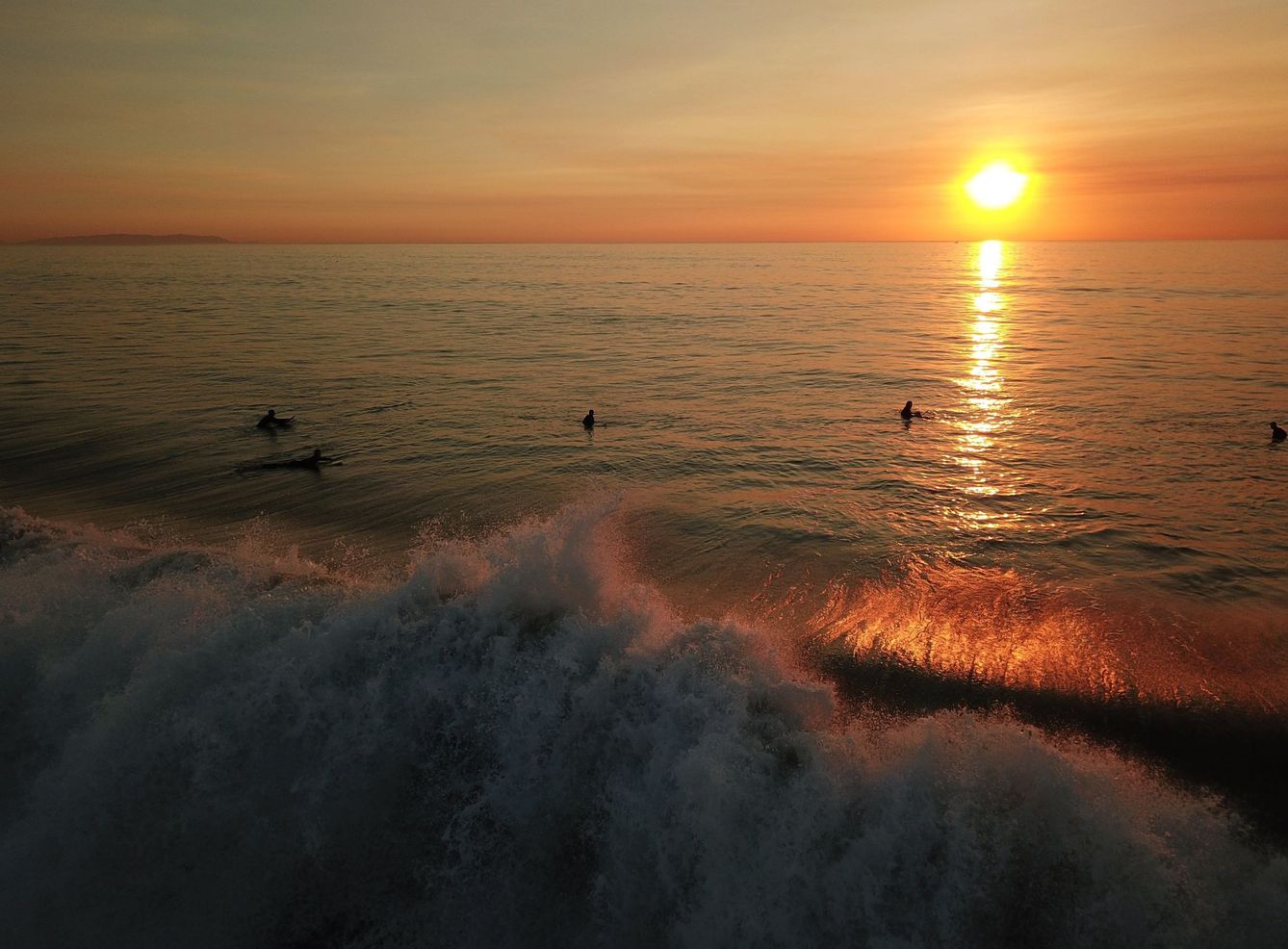 Surfistas en la playa de Manhattan Beach. (EFE)