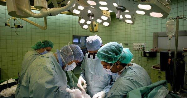 Foto: Varios cirujanos trabajan en una operación de trasplante de riñón de un donante vivo en el hospital universitario Semmelweis de Budapest. (EFE)
