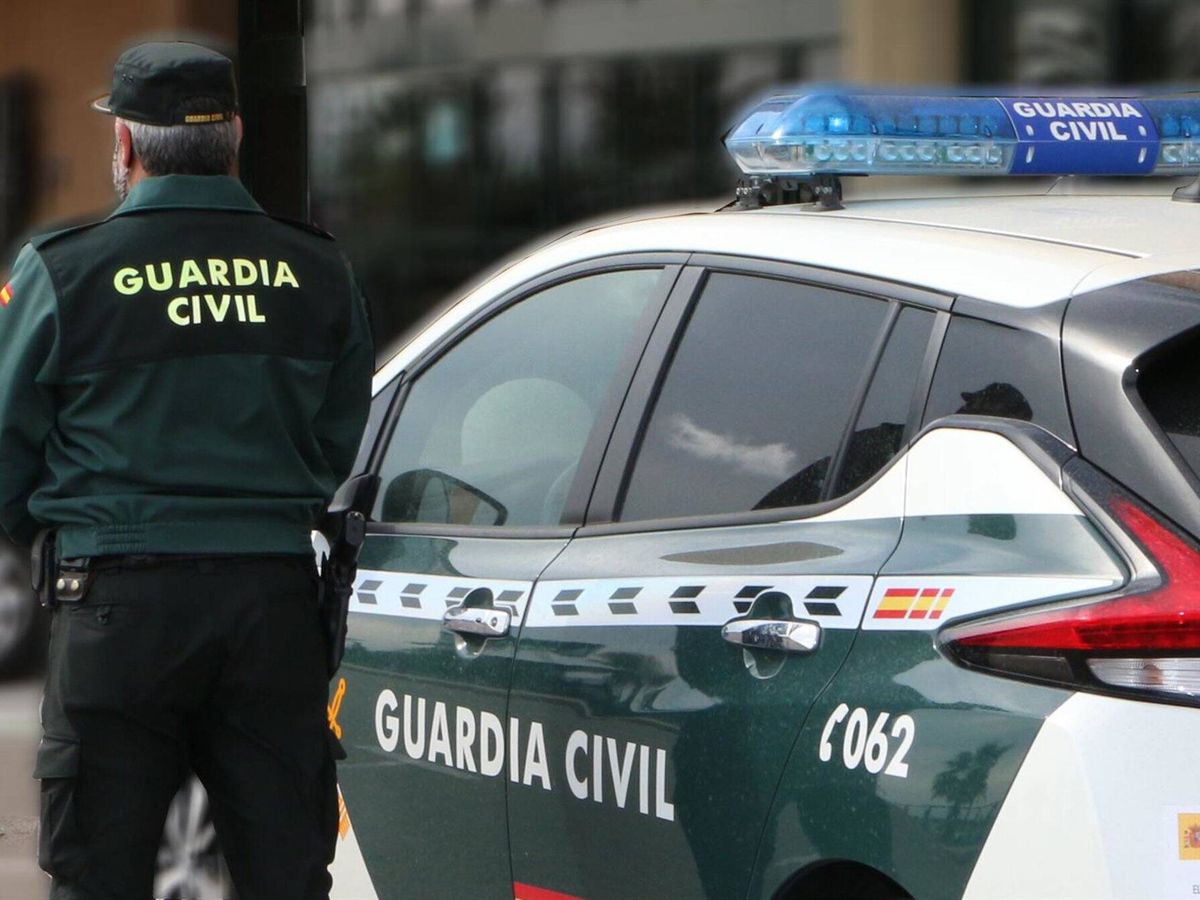 Foto: Un agente de la Guardia Civil junto a un vehículo oficial. (Europa Press/Guardia Civil)