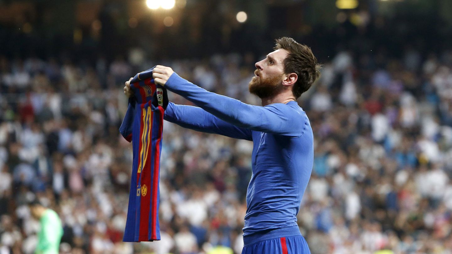 Messi muetra su camiseta del Barcelona a la grada del Bernabéu tras marcar un gol. (EFE)